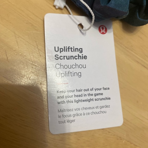 LULULEMON Uplifting Scrunchie NWT. - Picture 2 of 3
